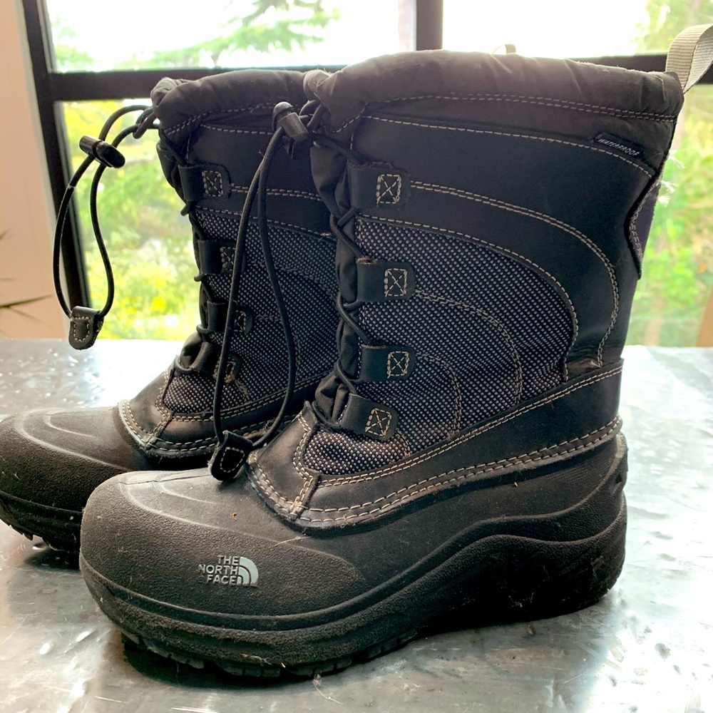 The North Face winter boot size 5 youth